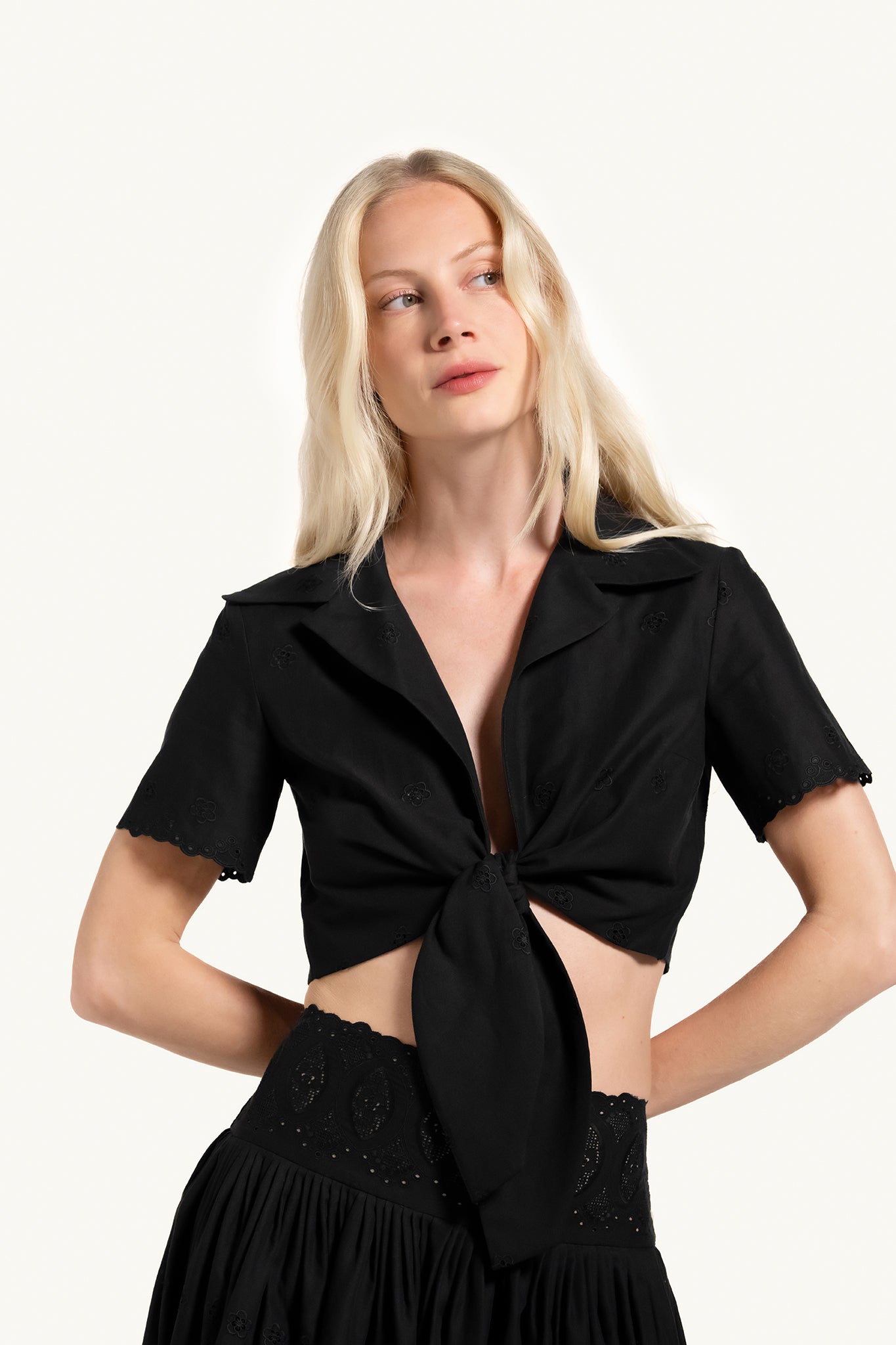 Zhiggie Dissi Top in black daisy