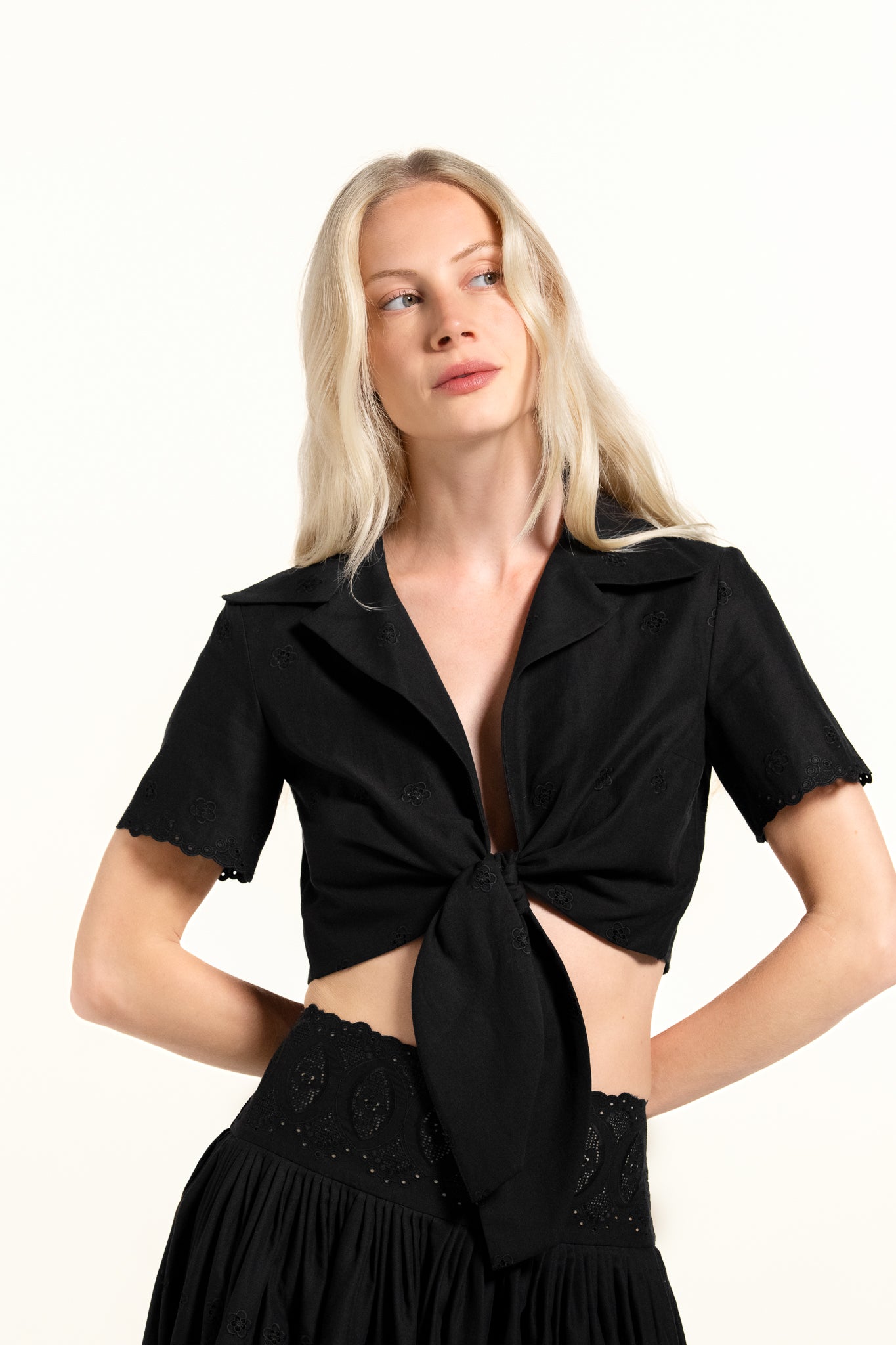 Zhiggie Dissi Top in black daisy